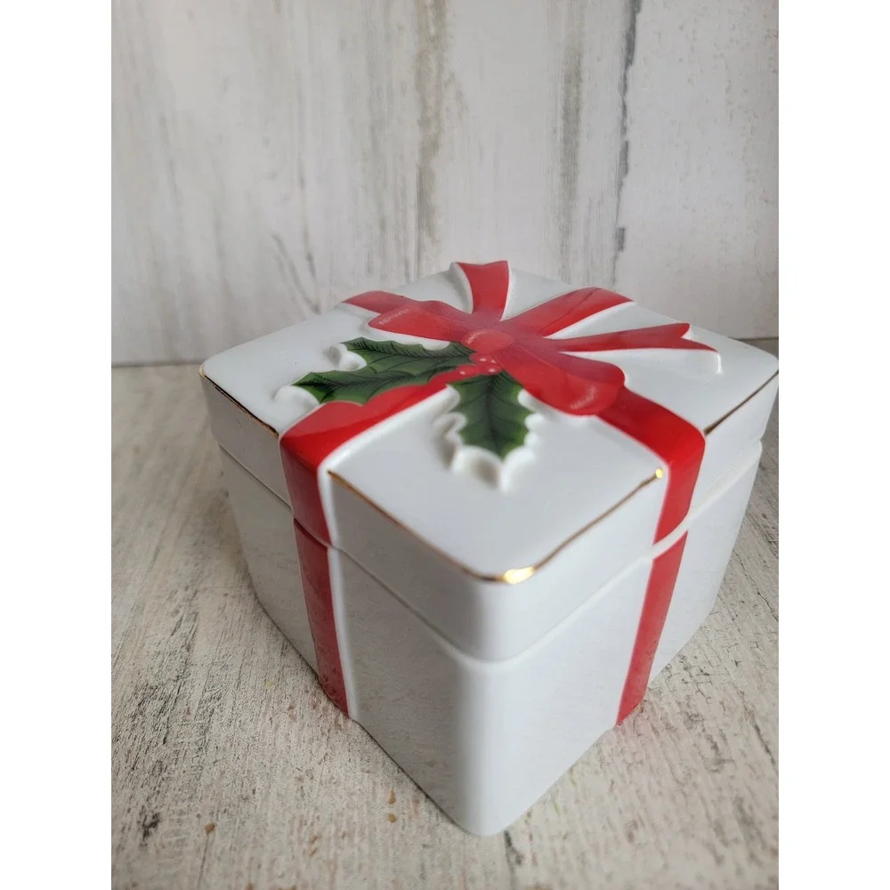 Mount‎ Clemens pottery vintage ceramic gift box container bow mistletoe unique